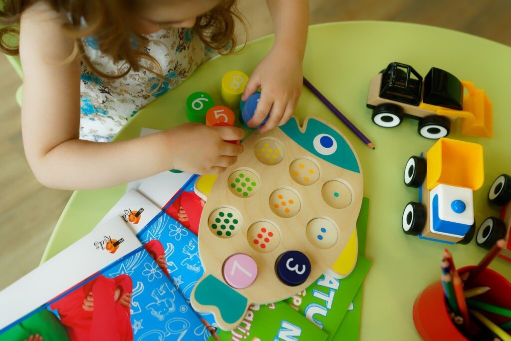 kid, toys, play-5020226.jpg